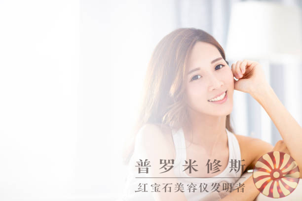 告別松弛肌膚困擾！這些緊致美容儀幫你重塑年輕輪廓！